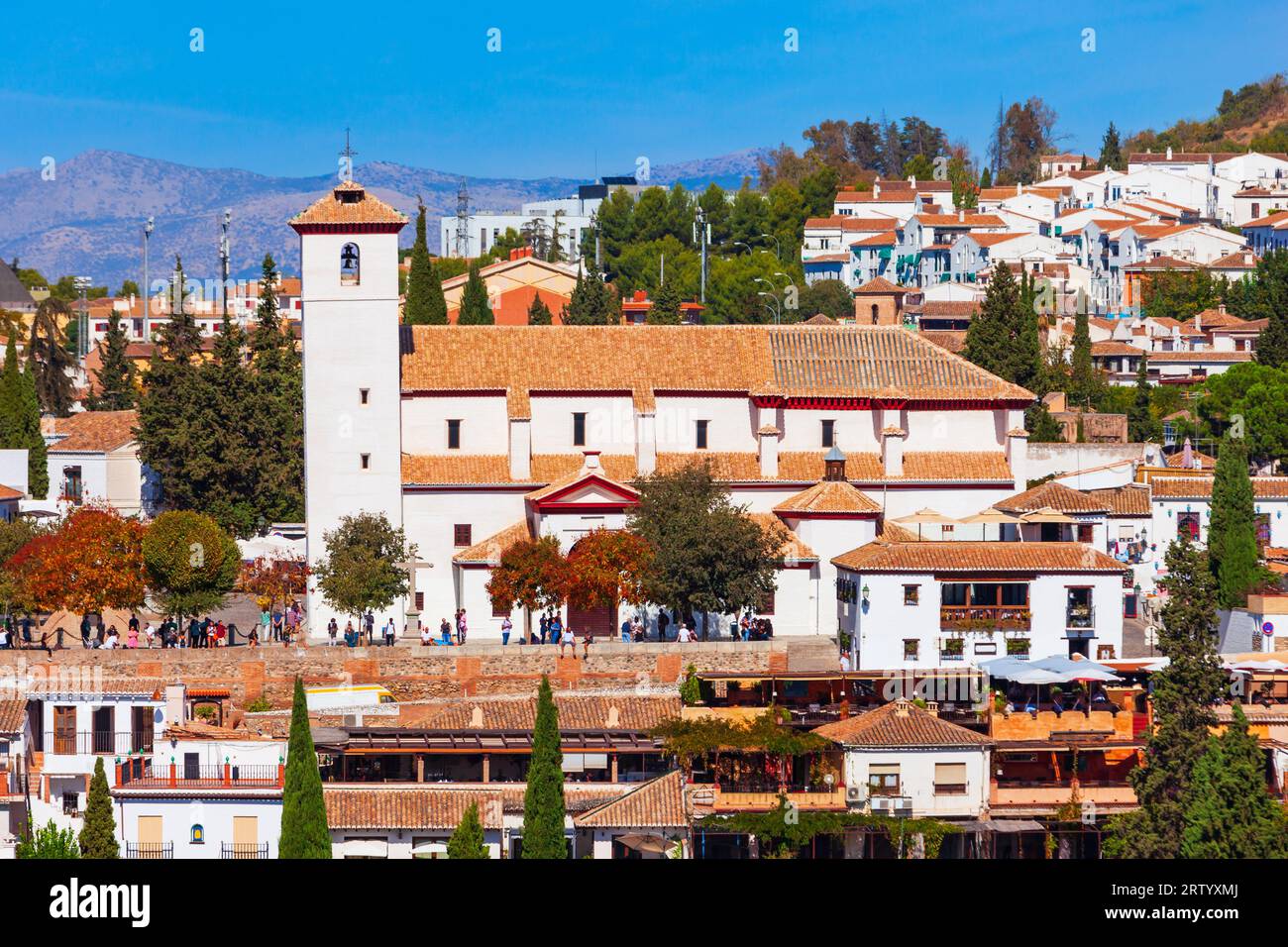 Chiesa di San Nicola o Iglesia de San Nicolas e punto panoramico aereo vista panoramica a Granada, la capitale della provincia di Granada nel commu Foto Stock