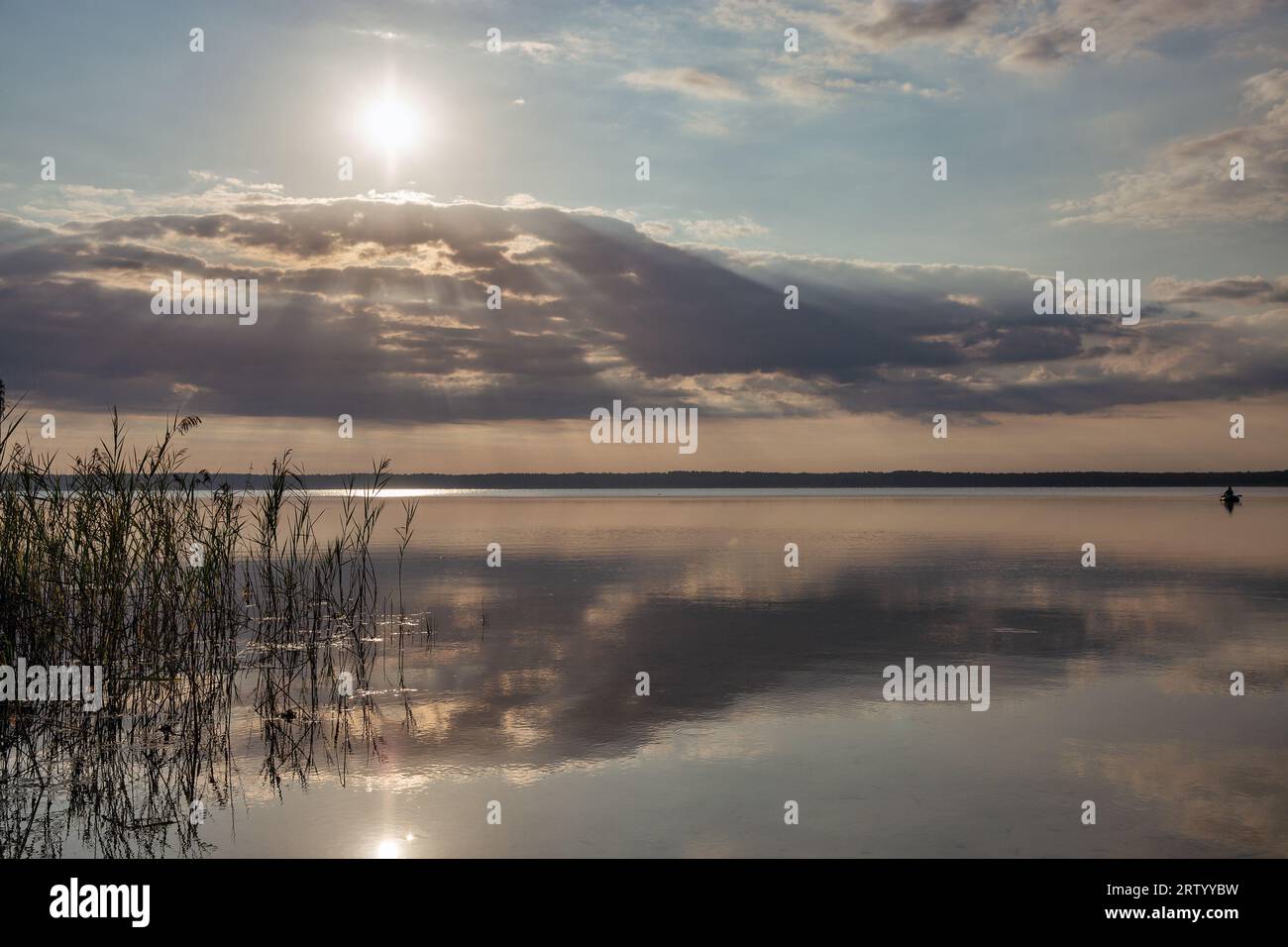 Vista panoramica sul Lago bianco all'alba nella regione di Rivne, Ucraina. Foto Stock