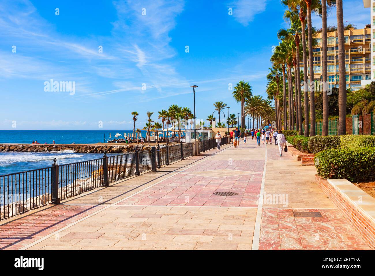 Marbella, Spagna - 24 ottobre 2021: Passeggiata sulla spiaggia di Marbella. Marbella è una città della provincia di Malaga, in Andalusia, Spagna. Foto Stock