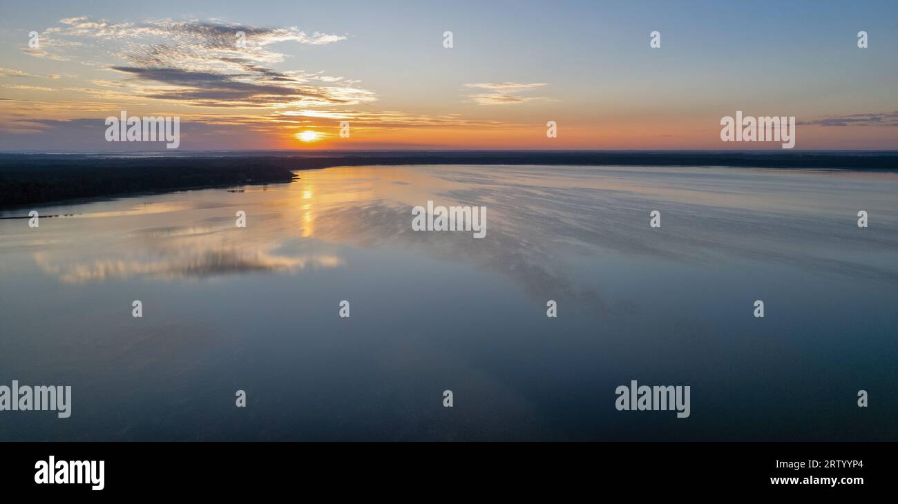 Vista panoramica aerea con droni sull'alba del Lago bianco nella regione di Rivne, Ucraina. Foto Stock