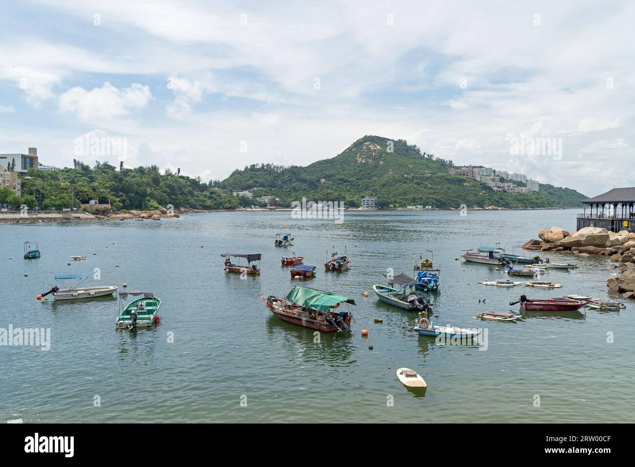 La spiaggia rocciosa e il litorale di Stanley Bay a Hong Kong in una giornata di sole Foto Stock