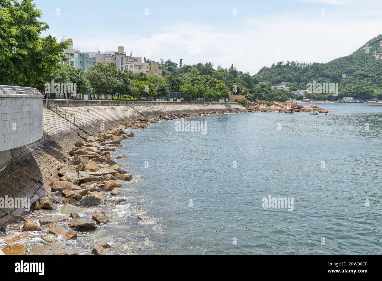 La spiaggia rocciosa e il litorale di Stanley Bay a Hong Kong in una giornata di sole Foto Stock