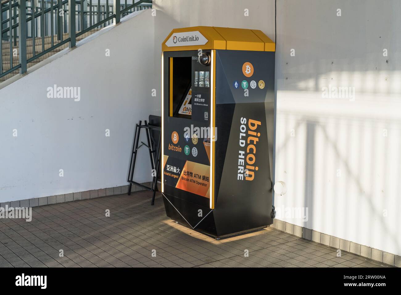 Distributore automatico di Bitcoin per strada in una giornata di sole. Hong Kong - 30 agosto 2023 Foto Stock