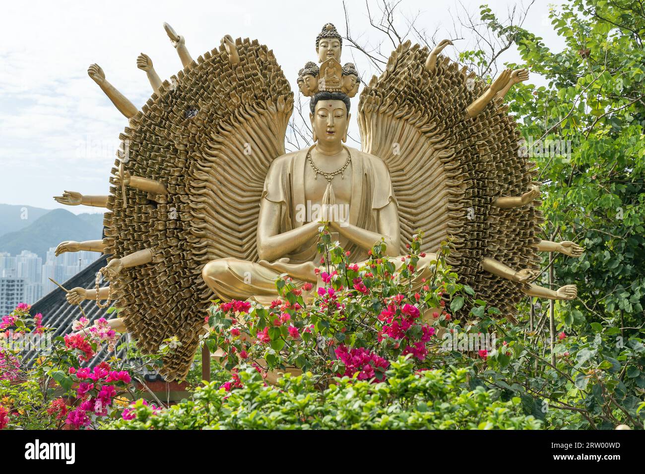 Monastero di diecimila Buddha nel distretto di Sha Tin. Un tempio buddista del XX secolo. Primo piano di una delle statue dorate. Hong Kong - 30esimo Foto Stock