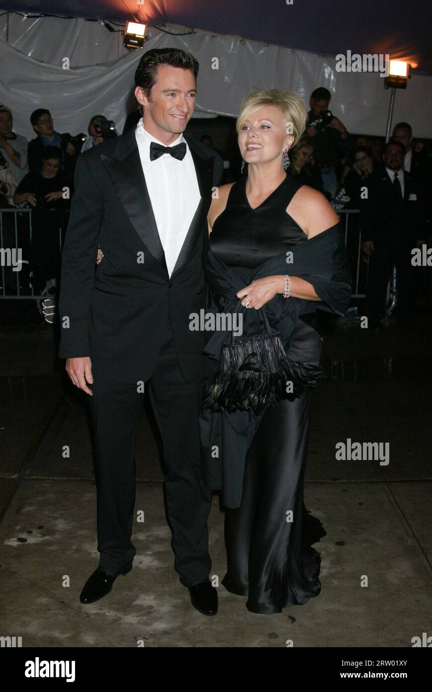 Hugh Jackman e la moglie Deborra-Lee Furness frequentano il gala di beneficenza "Dangerous Liaisons: Fashion and Furniture in the 18th Century" Costume Institute Foto Stock