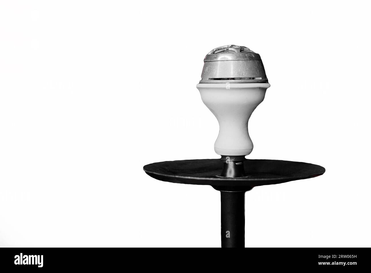 Ciotola di narghilè in argilla bianca oggetto fumante su sfondo isolato da vicino. Foto Stock