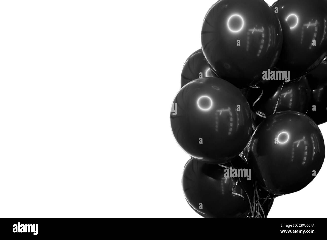 Palloncini ad elio neri eleganti per un moderno festival di vacanze su sfondo bianco isolato. Foto Stock