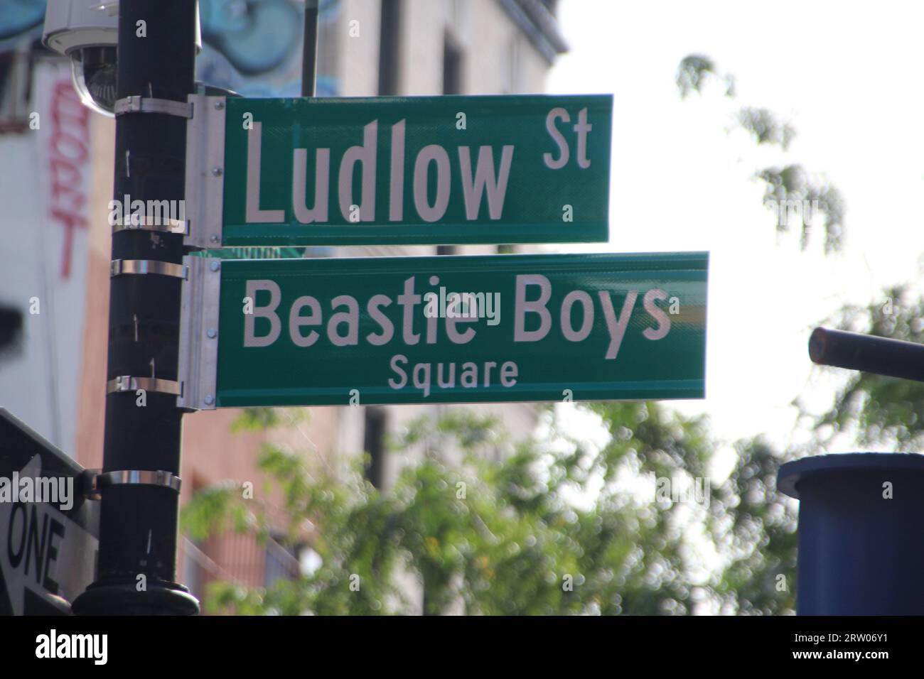 New York, USA. 15 settembre 2023. L'incrocio tra Ludlow Street e Rivington Street a New York, ora chiamata così in onore dei Beastie Boys. Più di dieci anni dopo la morte del membro fondatore Adam Yauch (1964-2012) e dopo anni di negoziati con il governo della città, un incrocio stradale a New York è stato ora chiamato in onore dei Beastie Boys. (A dpa: Street intersection in New York, dal nome dei Beastie Boys) credito: Christina Horsten/dpa/Alamy Live News Foto Stock