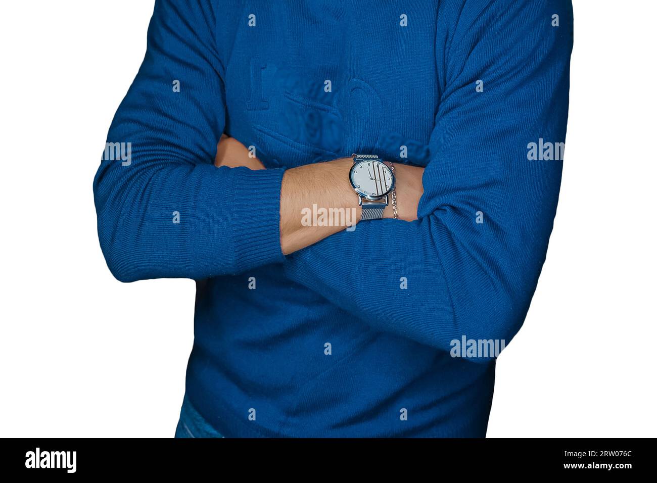Uomo in posa con un orologio da polso con un maglione blu, abbigliamento alla moda con sfondo bianco isolato. Foto Stock