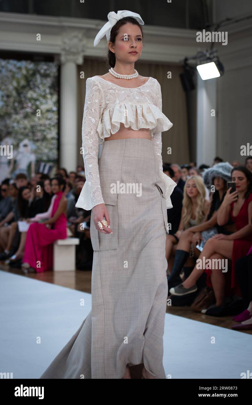 Londra, Regno Unito. 15 settembre 2023. Una modella cammina in passerella alla mostra di Paul Costelloe durante la London Fashion Week alle Royal Horticultural Halls di Londra. Credito: SOPA Images Limited/Alamy Live News Foto Stock