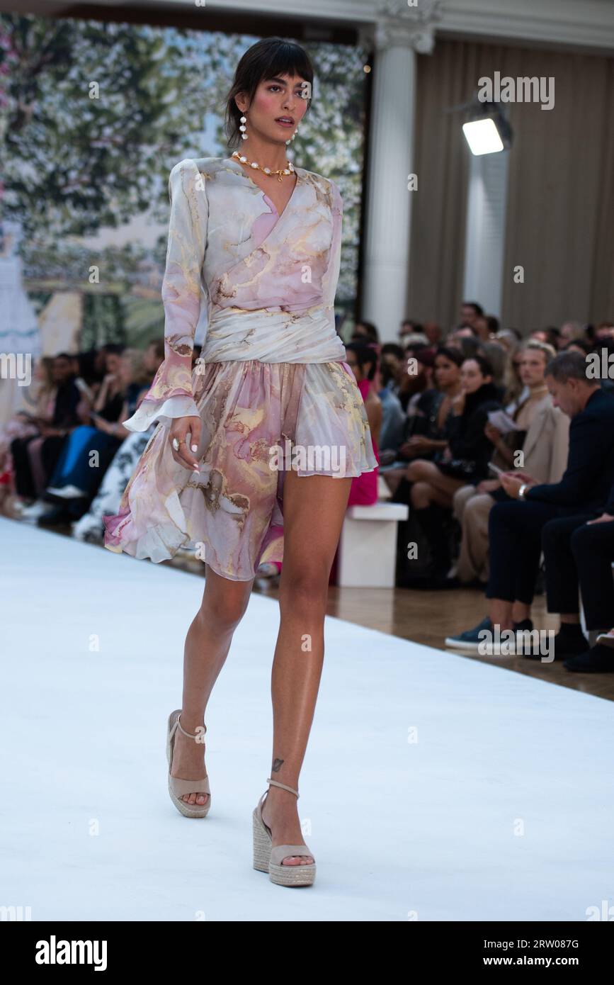 Londra, Regno Unito. 15 settembre 2023. Una modella cammina in passerella alla mostra di Paul Costelloe durante la London Fashion Week alle Royal Horticultural Halls di Londra. Credito: SOPA Images Limited/Alamy Live News Foto Stock