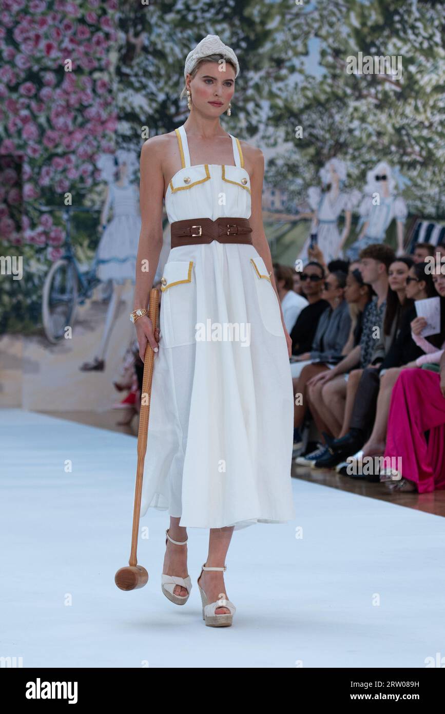 Londra, Regno Unito. 15 settembre 2023. Una modella cammina in passerella alla mostra di Paul Costelloe durante la London Fashion Week alle Royal Horticultural Halls di Londra. Credito: SOPA Images Limited/Alamy Live News Foto Stock