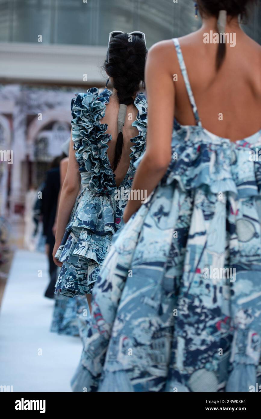 Londra, Regno Unito. 15 settembre 2023. Una modella cammina in passerella alla mostra di Paul Costelloe durante la London Fashion Week alle Royal Horticultural Halls di Londra. Credito: SOPA Images Limited/Alamy Live News Foto Stock