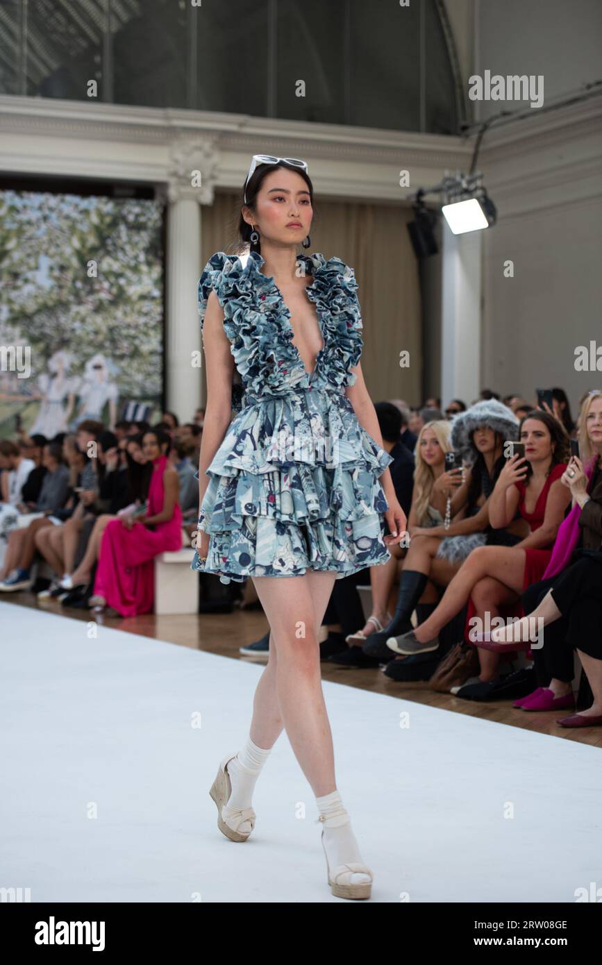 Londra, Regno Unito. 15 settembre 2023. Una modella cammina in passerella alla mostra di Paul Costelloe durante la London Fashion Week alle Royal Horticultural Halls di Londra. (Foto di Loredana Sangiuliano/SOPA Images/Sipa USA) credito: SIPA USA/Alamy Live News Foto Stock