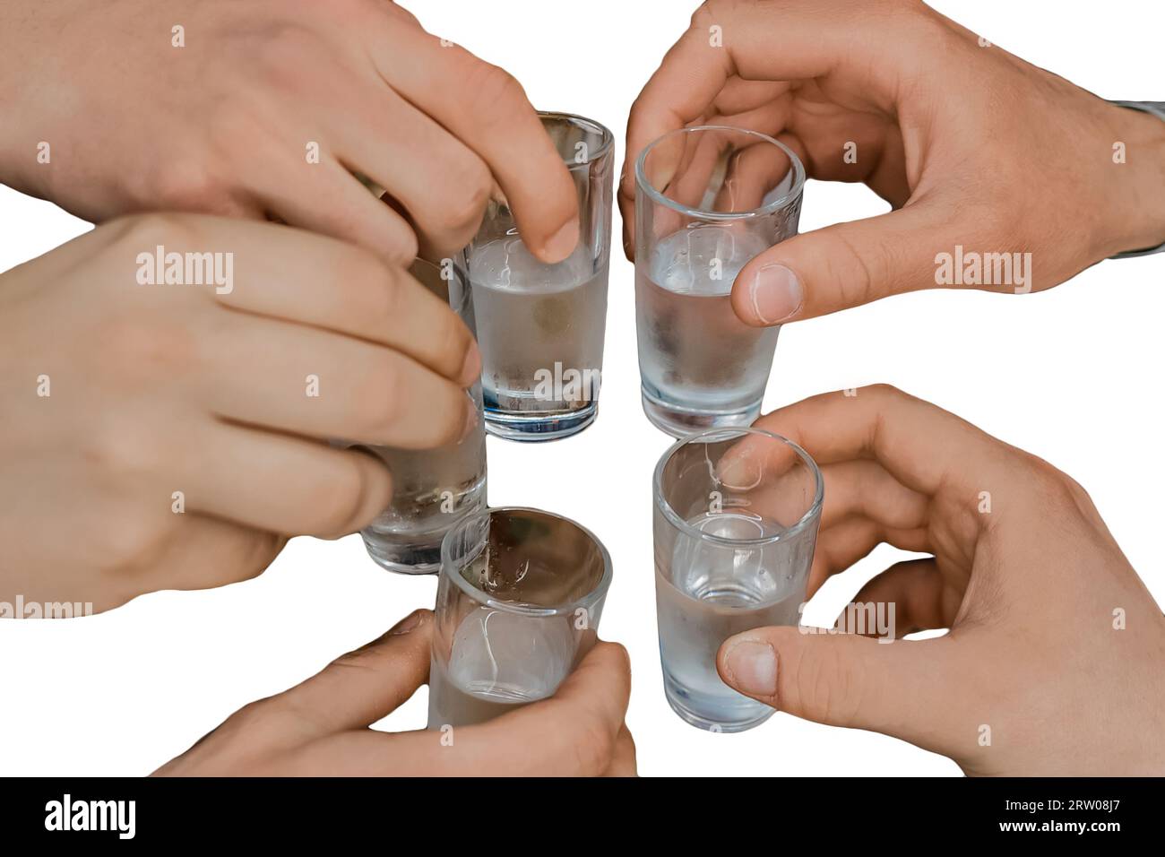 Un gruppo di uomini clink mani occhiali vodka freddo festa alcolica, vacanza, celebrazione su sfondo bianco isolato, primo piano. Foto Stock