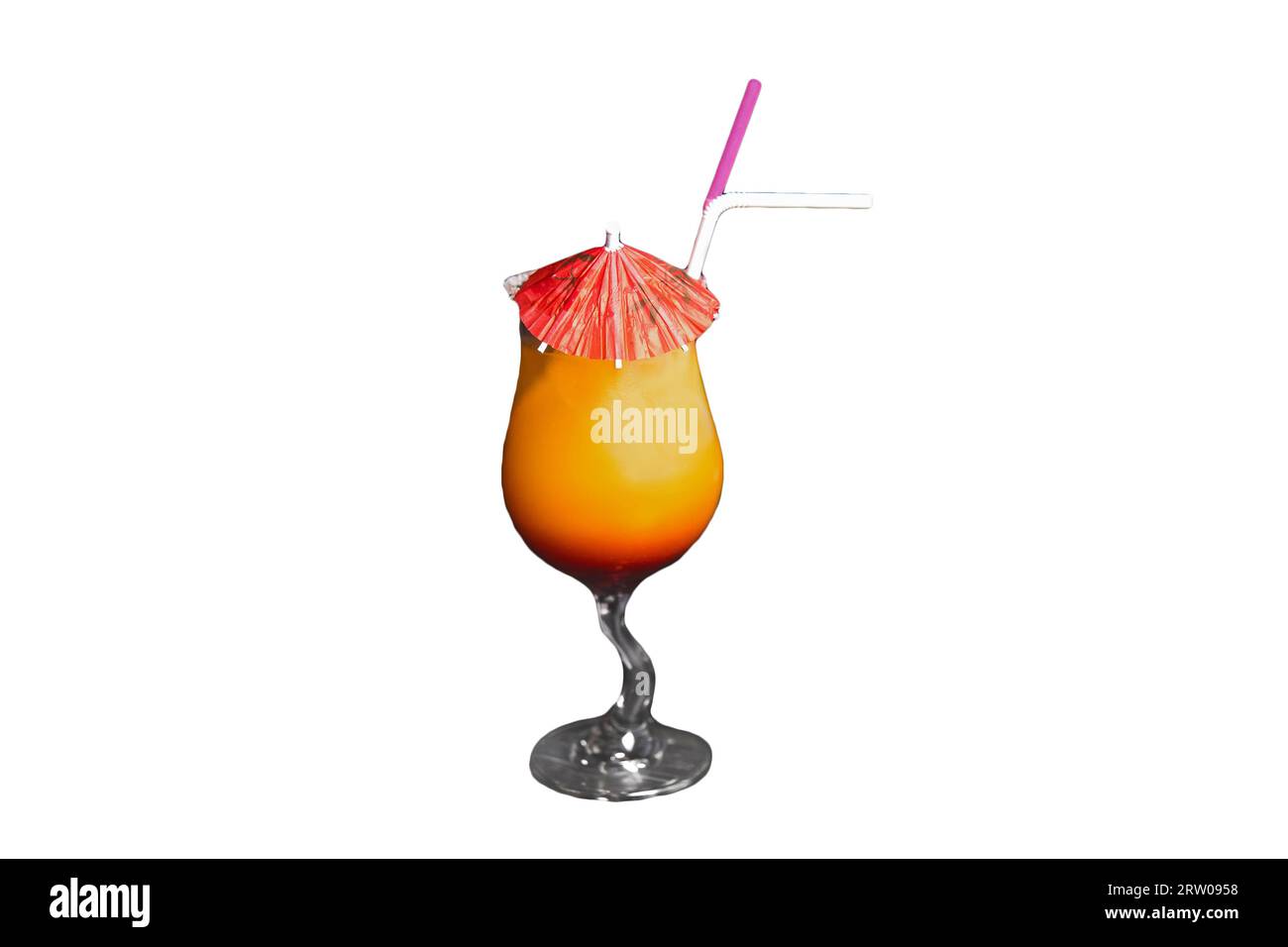 Cocktail esotico dall'aspetto tropicale con ombrellone, servizio bellissimo con bicchiere da bibita arancione-rosso paglierino su sfondo bianco isolato. Foto Stock