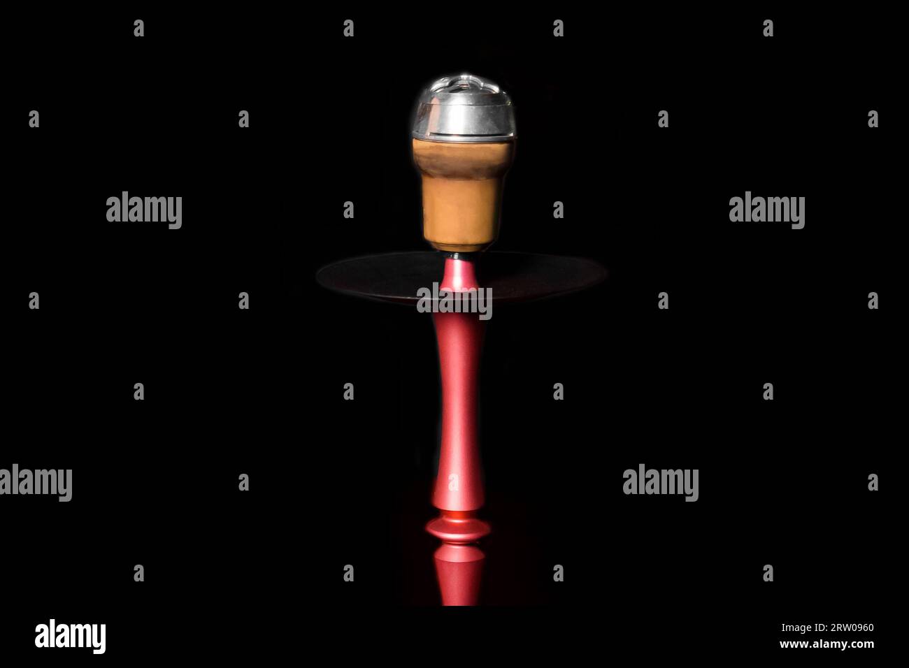 Testa di narghilè con oggetto argilla che fuma su sfondo nero. Foto Stock