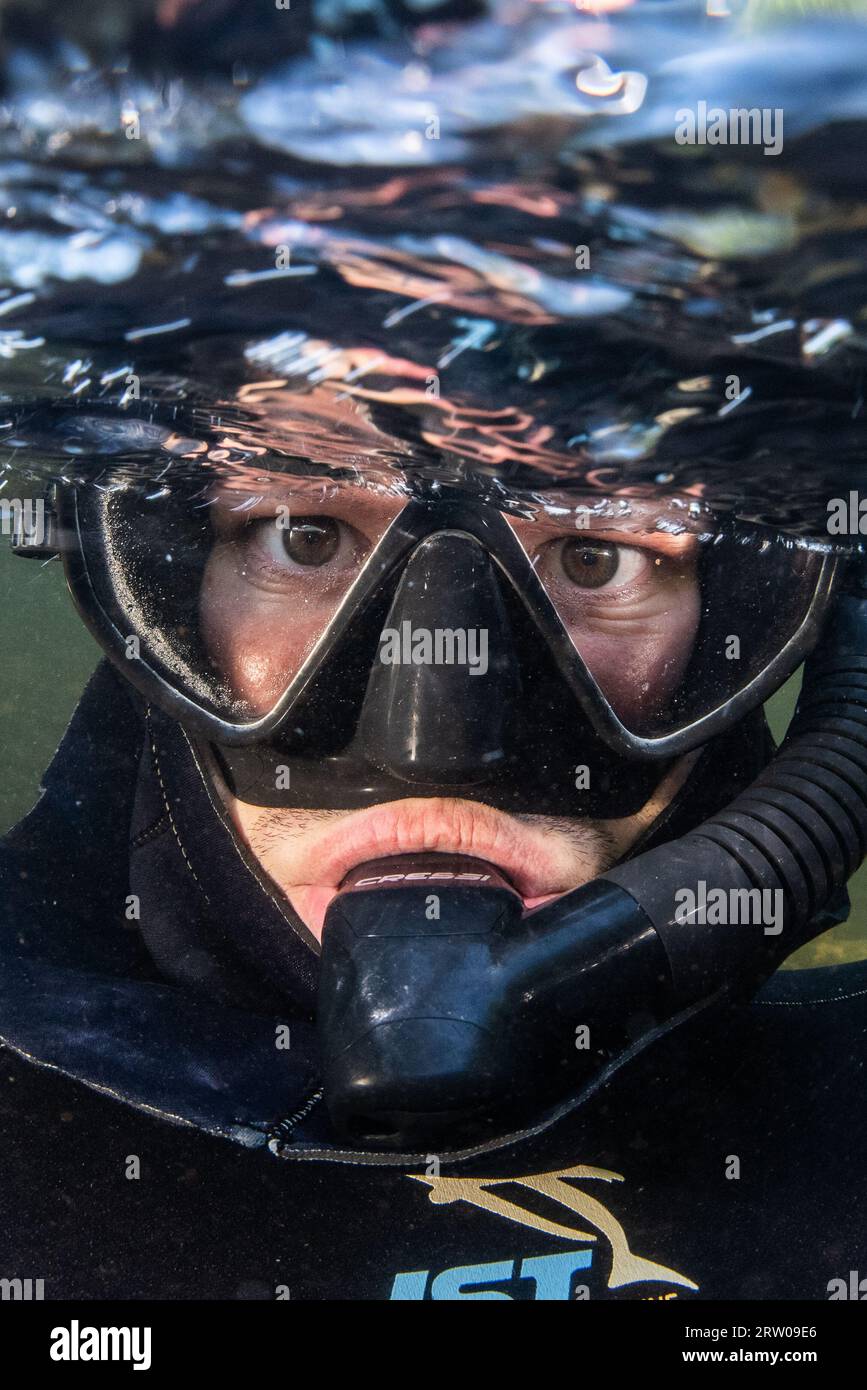 Un selfie di un esperto di snorkeling sul fiume e snorkeling in un ruscello negli Stati Uniti orientali. Foto Stock