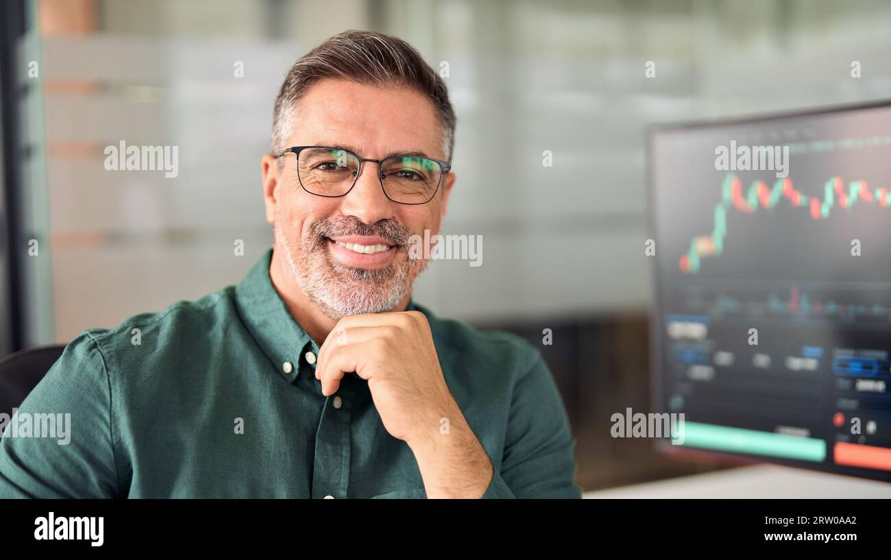 Investitore o broker maturo, trader o consulente di esperti finanziari, ritratto in primo piano. Foto Stock