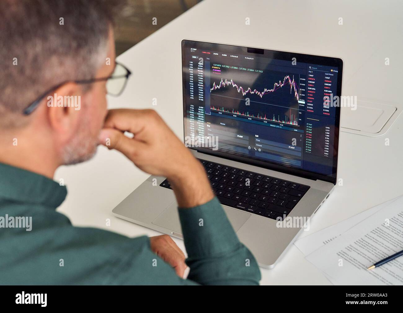 Operatore finanziario che analizza i dati di mercato di negoziazione il rischio di inflazione. A spalla. Foto Stock