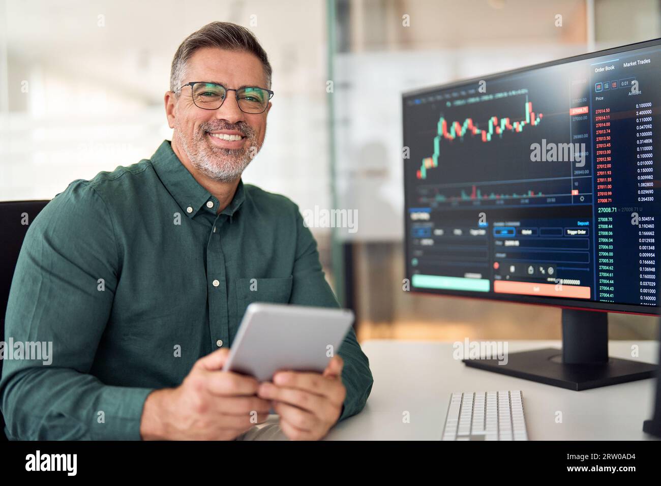 Broker di criptovaluta felice di mezza età, investitore finanziario, esperto di trader azionario, ritratto. Foto Stock