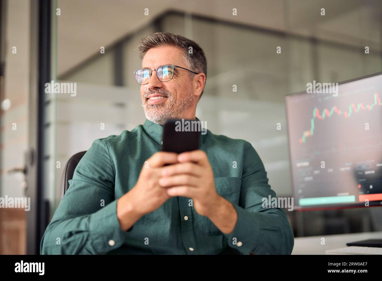 Broker Crypto Investor trader che utilizza l'app di trading per smartphone sul cellulare. Foto Stock