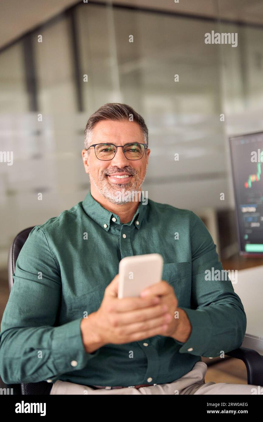 App di trading mobile per la pubblicità di investitori azionari per l'investimento tramite telefono. Foto Stock
