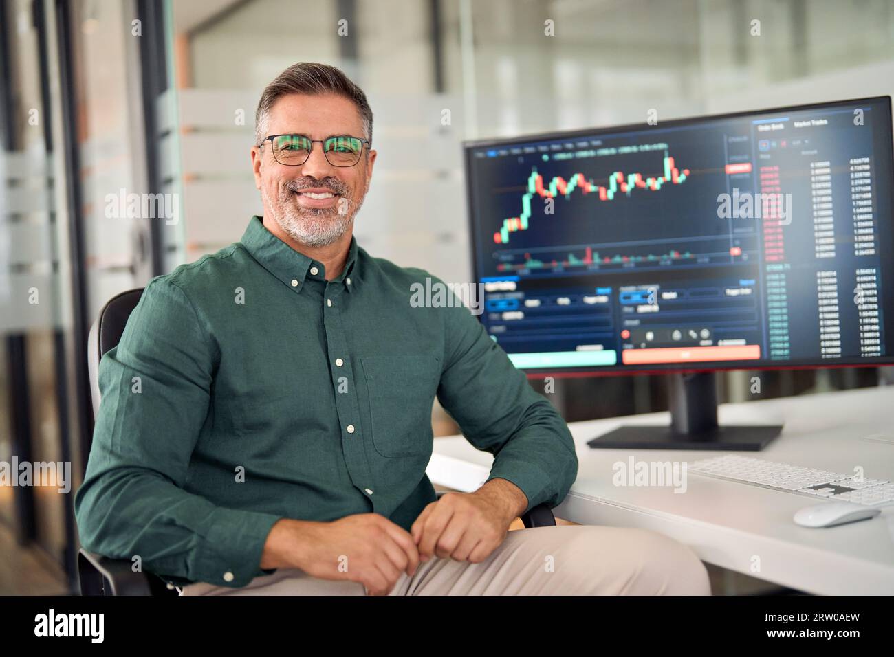 Un investitore finanziario felice, un trader o un consulente sul lavoro, un ritratto dell'agente di borsa. Foto Stock