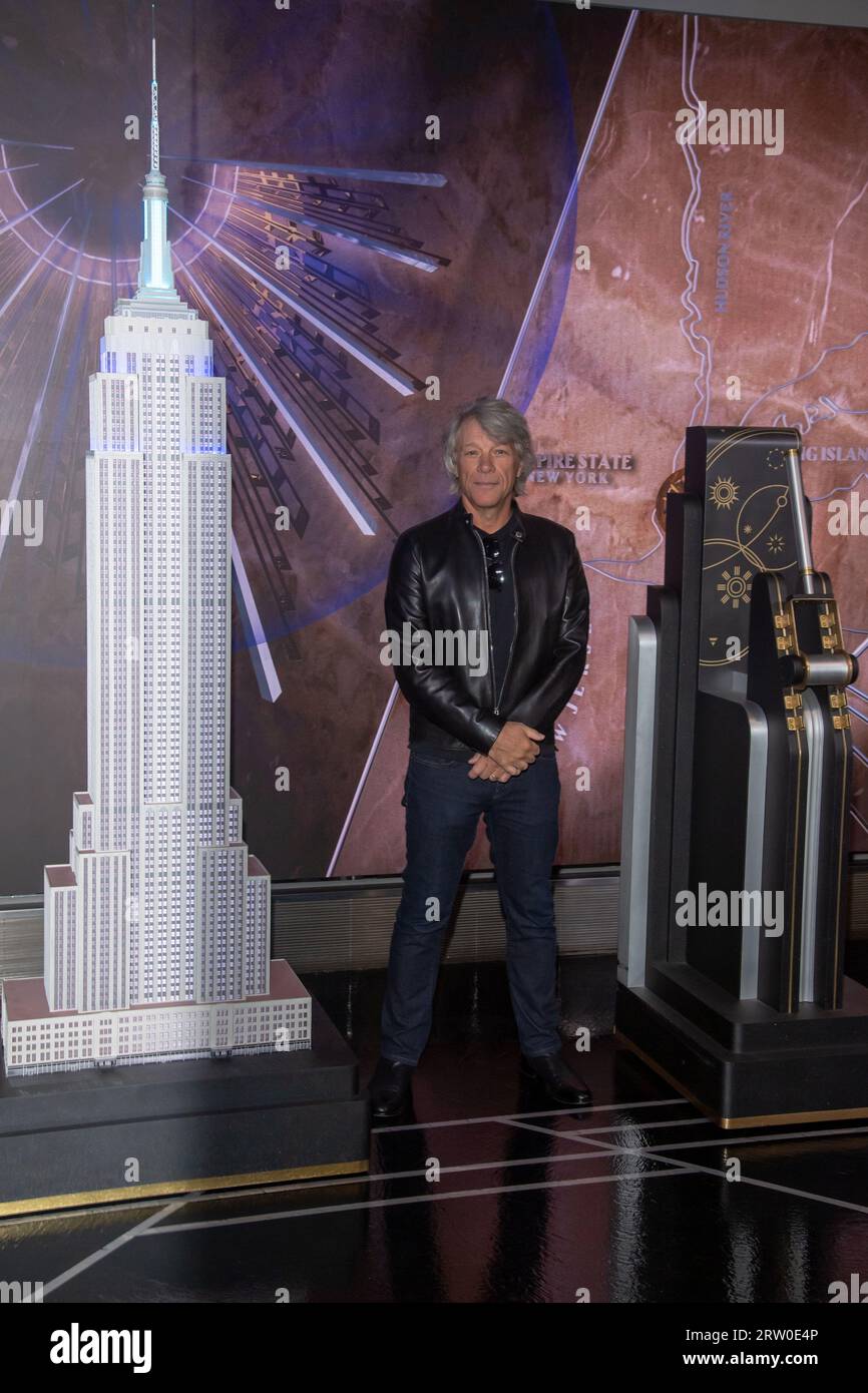 New York, Stati Uniti. 15 settembre 2023. Il musicista americano Jon Bon Jovi illumina l'Empire State Building per annunciare un nuovo vaccino in collaborazione con i HeartRadio a New York City. (Foto di Ron Adar/SOPA Images/Sipa USA) credito: SIPA USA/Alamy Live News Foto Stock