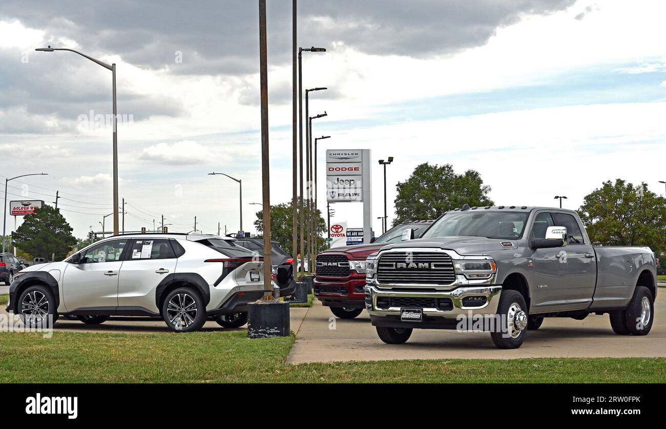 EMPORIA, KANSAS - 15 SETTEMBRE 2023 Dodge RAM pick up Truck in vendita presso la concessionaria Clint Bowyer Autoplex Foto Stock EMPORIA, KANSAS - 15 SETTEMBRE 2023 Dodge RAM pick up Truck in vendita presso la concessionaria Clint Bowyer Autoplex Foto Stock
