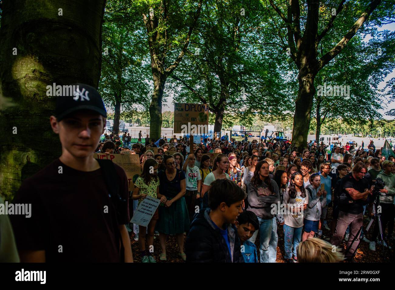 Gli studenti sono visti in possesso di cartelli mentre ascoltano i discorsi a sostegno del clima. Diverse organizzazioni climatiche organizzarono uno sciopero scolastico contro i combustibili fossili. Questo sciopero è organizzato come parte di più di 400 azioni organizzate in tutto il mondo in lotta per la fine dei combustibili fossili. La protesta contava su una processione di insegnanti delle università di tutto il paese che sostenevano la manifestazione. Questa manifestazione è avvenuta vicino all'autostrada A12, dove i manifestanti della ribellione dell'estinzione bloccano la strada ogni giorno. Le proteste sono programmate poco prima del Clim delle Nazioni Unite Foto Stock