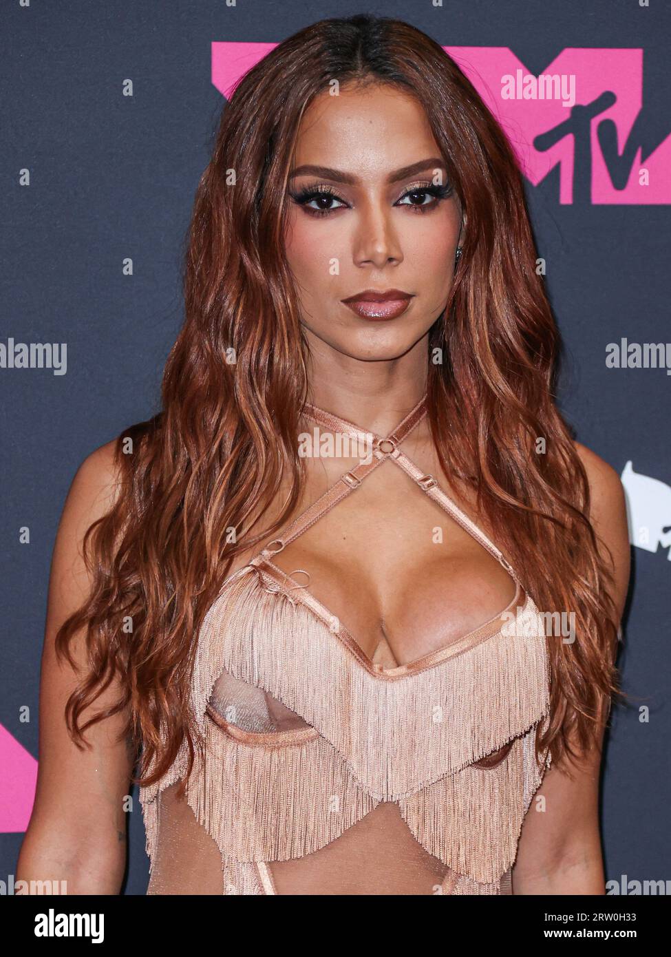 NEWARK, NEW JERSEY, USA - 12 SETTEMBRE: Anitta si pone con il premio "Best Latin" per "Funk Rave" nella sala stampa degli MTV Video Music Awards 2023 tenutosi al Prudential Center il 12 settembre 2023 a Newark, New Jersey, Stati Uniti. (Foto di Xavier Collin/Image Press Agency) Foto Stock