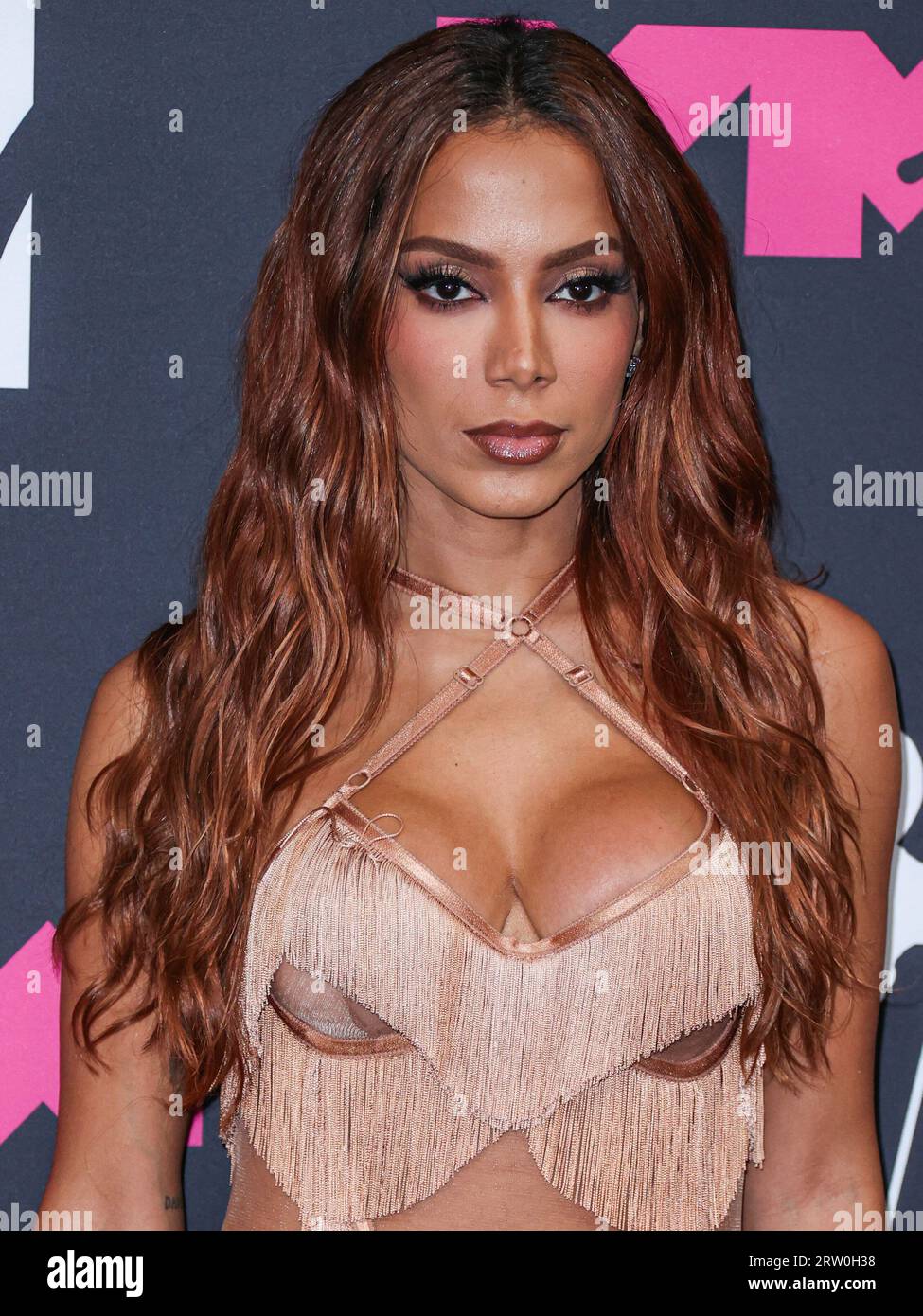 NEWARK, NEW JERSEY, USA - 12 SETTEMBRE: Anitta si pone con il premio "Best Latin" per "Funk Rave" nella sala stampa degli MTV Video Music Awards 2023 tenutosi al Prudential Center il 12 settembre 2023 a Newark, New Jersey, Stati Uniti. (Foto di Xavier Collin/Image Press Agency) Foto Stock
