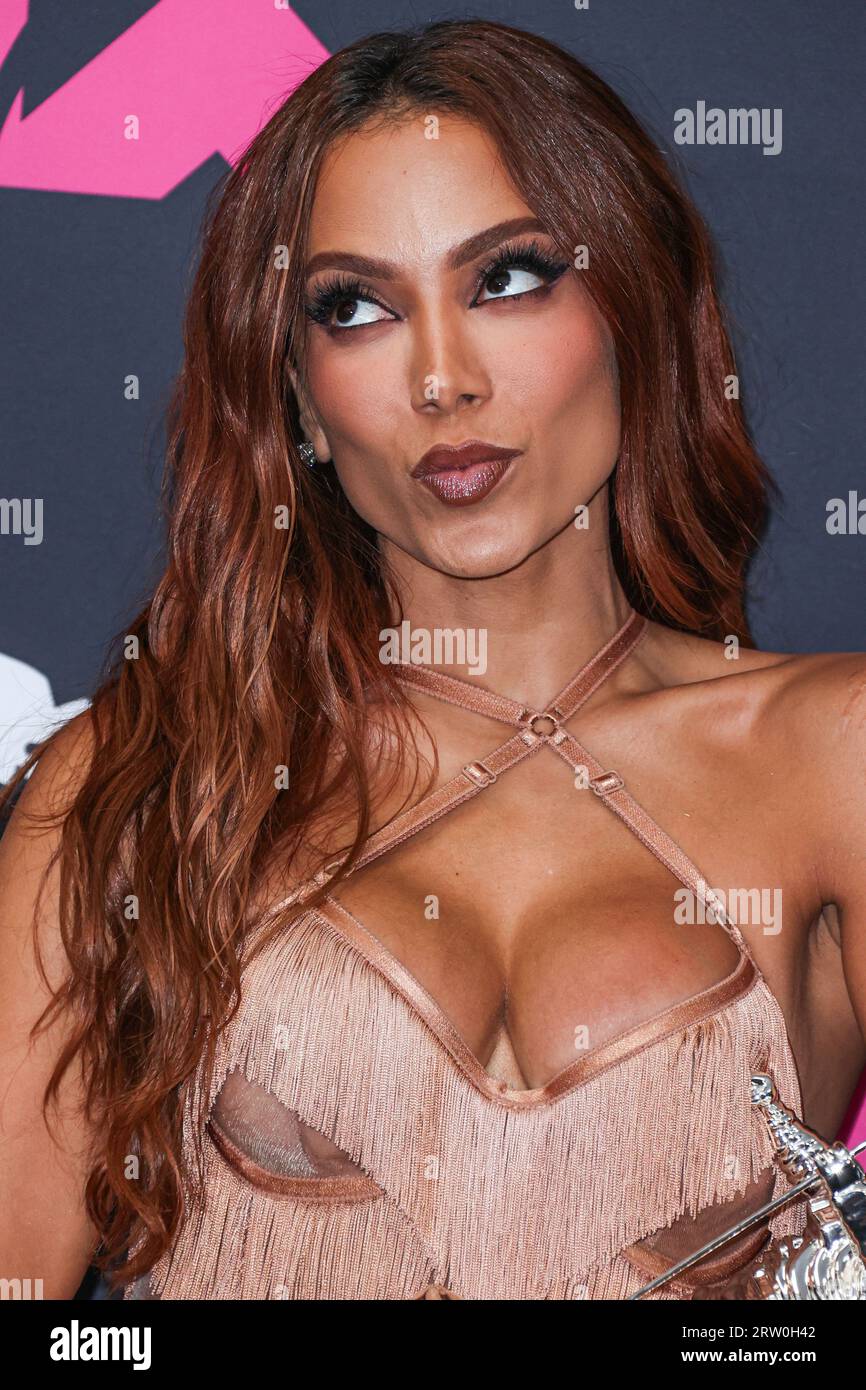 NEWARK, NEW JERSEY, USA - 12 SETTEMBRE: Anitta si pone con il premio "Best Latin" per "Funk Rave" nella sala stampa degli MTV Video Music Awards 2023 tenutosi al Prudential Center il 12 settembre 2023 a Newark, New Jersey, Stati Uniti. (Foto di Xavier Collin/Image Press Agency) Foto Stock