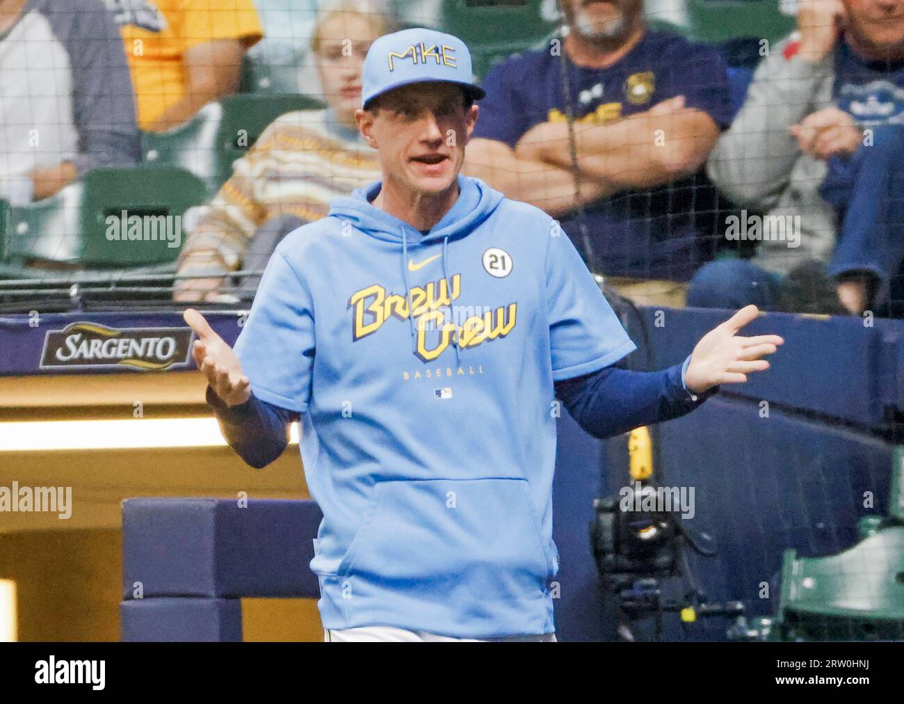 Milwaukee, Stati Uniti. 15 settembre 2023. Craig Counsell, manager dei Milwaukee Brewers, esce dal dugout per mettere in dubbio una chiamata nel quinto inning della loro partita di baseball contro i Washington Nationals all'American Family Field di Milwaukee, Wisconsin, venerdì 15 settembre 2023. Foto di Tannen Maury/UPI Credit: UPI/Alamy Live News Foto Stock