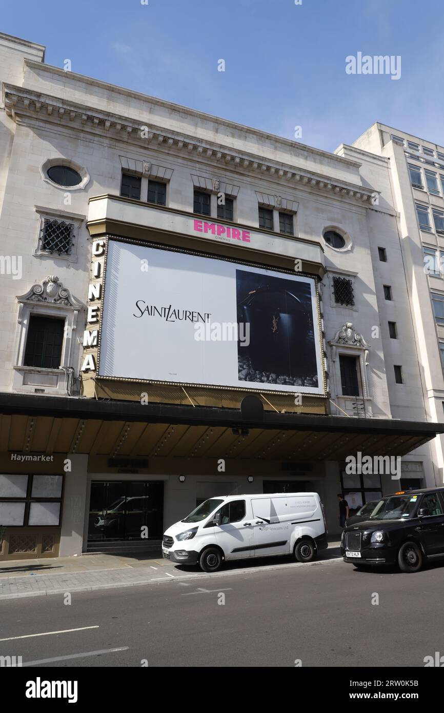 Annuncio Saintlaurent all'esterno del CLOSED Empire Cinema Haymarket, Londra, Regno Unito, settembre 2023 Foto Stock