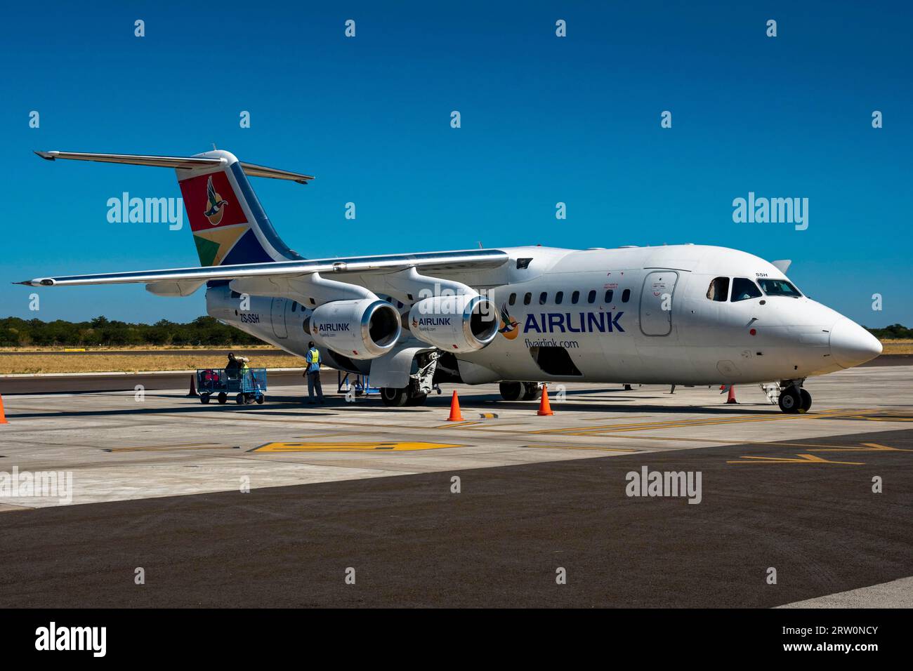 Aeromobili con motori a reazione, Embraer ERJ-135 in pista, Airline Airlink South African Foto Stock