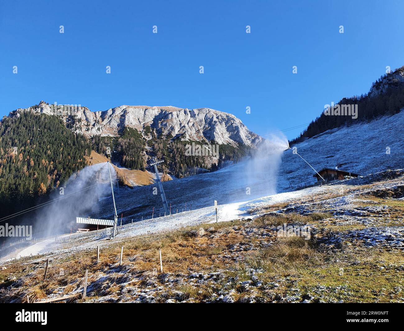 Macchine da neve artificiali in funzione alla fine dell'autunno presso la stazione centrale Jenner nel Parco Nazionale di Berchtesgaden, Baviera, Germania Foto Stock