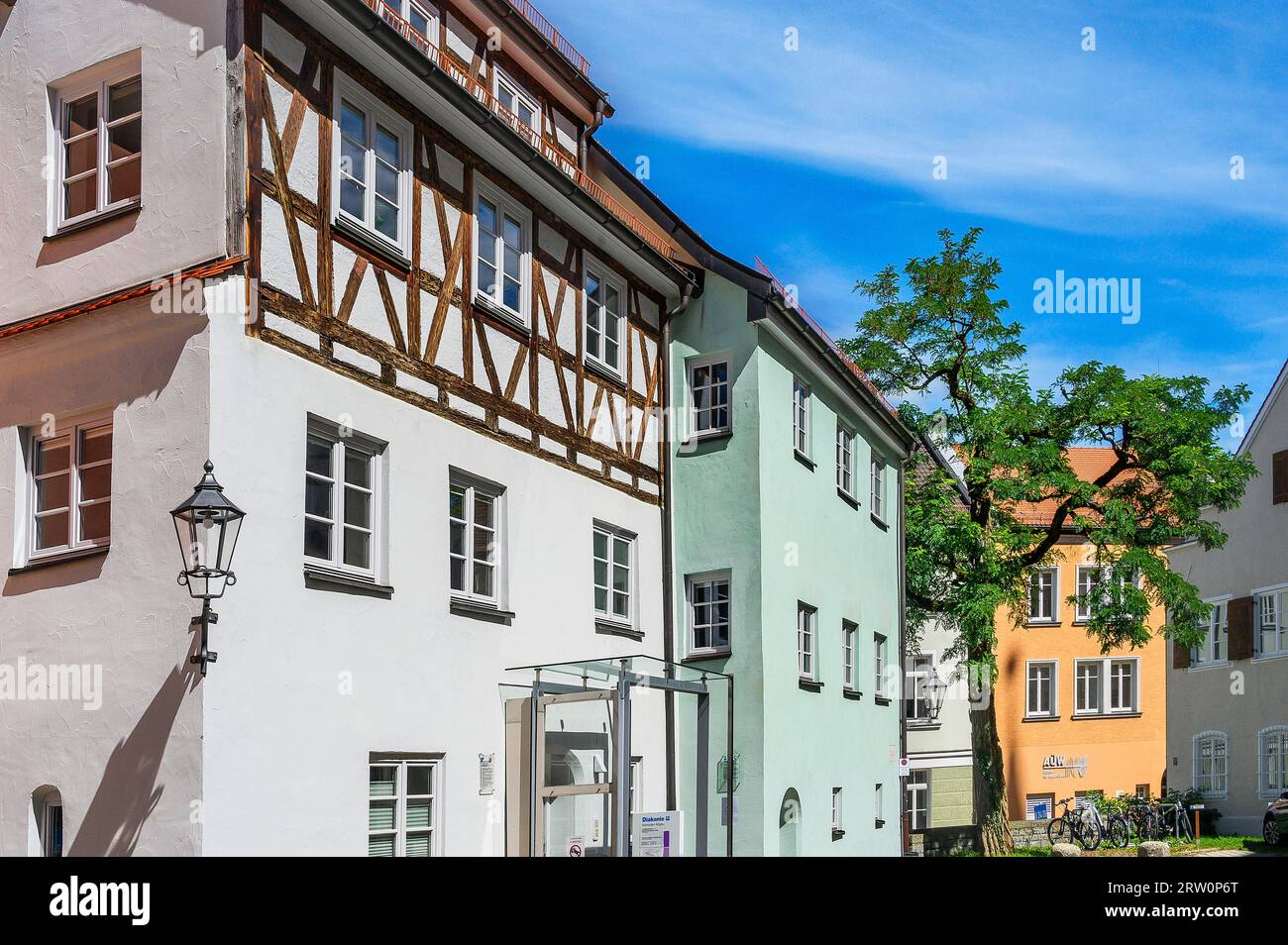 Vecchi edifici restaurati con legno a metà legno, città vecchia, Kempten, Allgaeu, Baviera, Germania Foto Stock