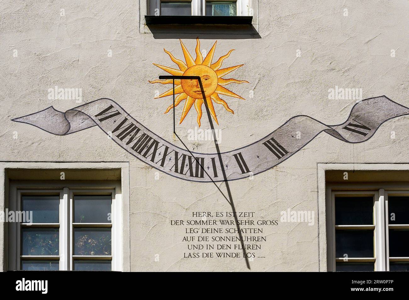 Sundial with poem by Rainer Maria Rilke 1902, Old Town, Kempten, Allgaeu, Bavaria, Germania Foto Stock