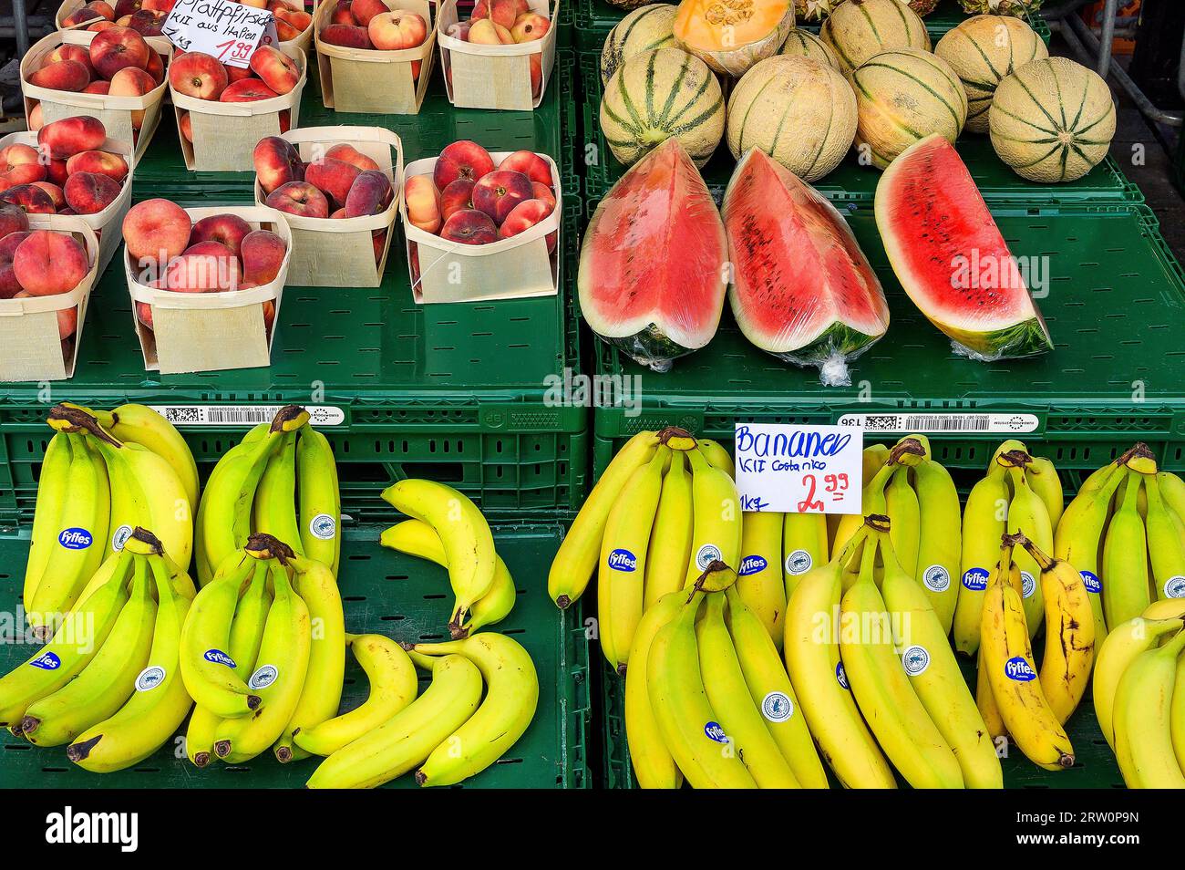 Bancarelle con pesche, meloni netti, cocomeri e banane, Kempten, Allgaeu, Baviera, Germania Foto Stock