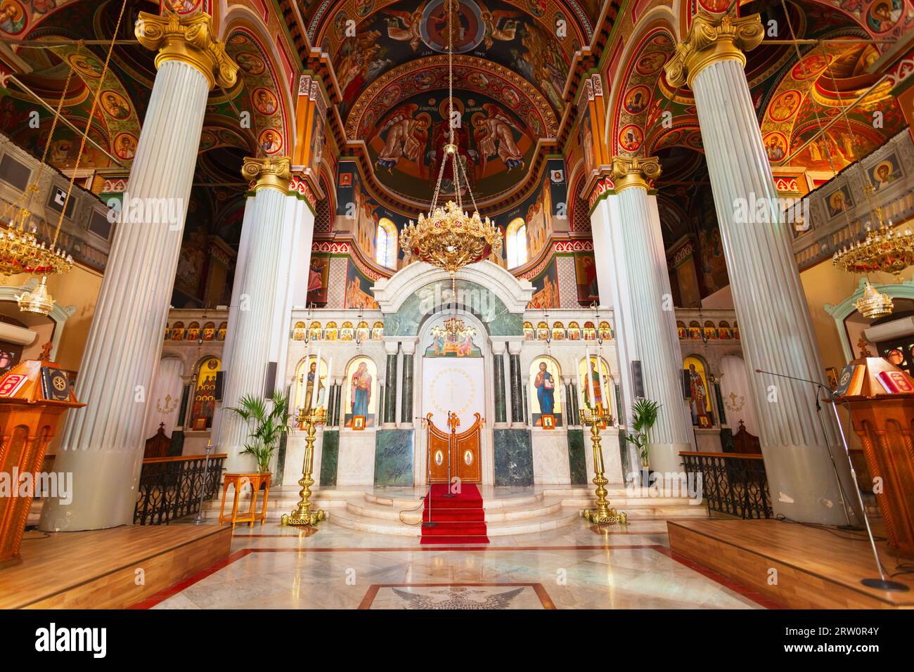 Candia, Grecia - 13 ottobre 2021: Interno della cattedrale di Agios Minas, è una chiesa greco-ortodossa nella città di Candia, sull'isola di Creta, Grecia Foto Stock