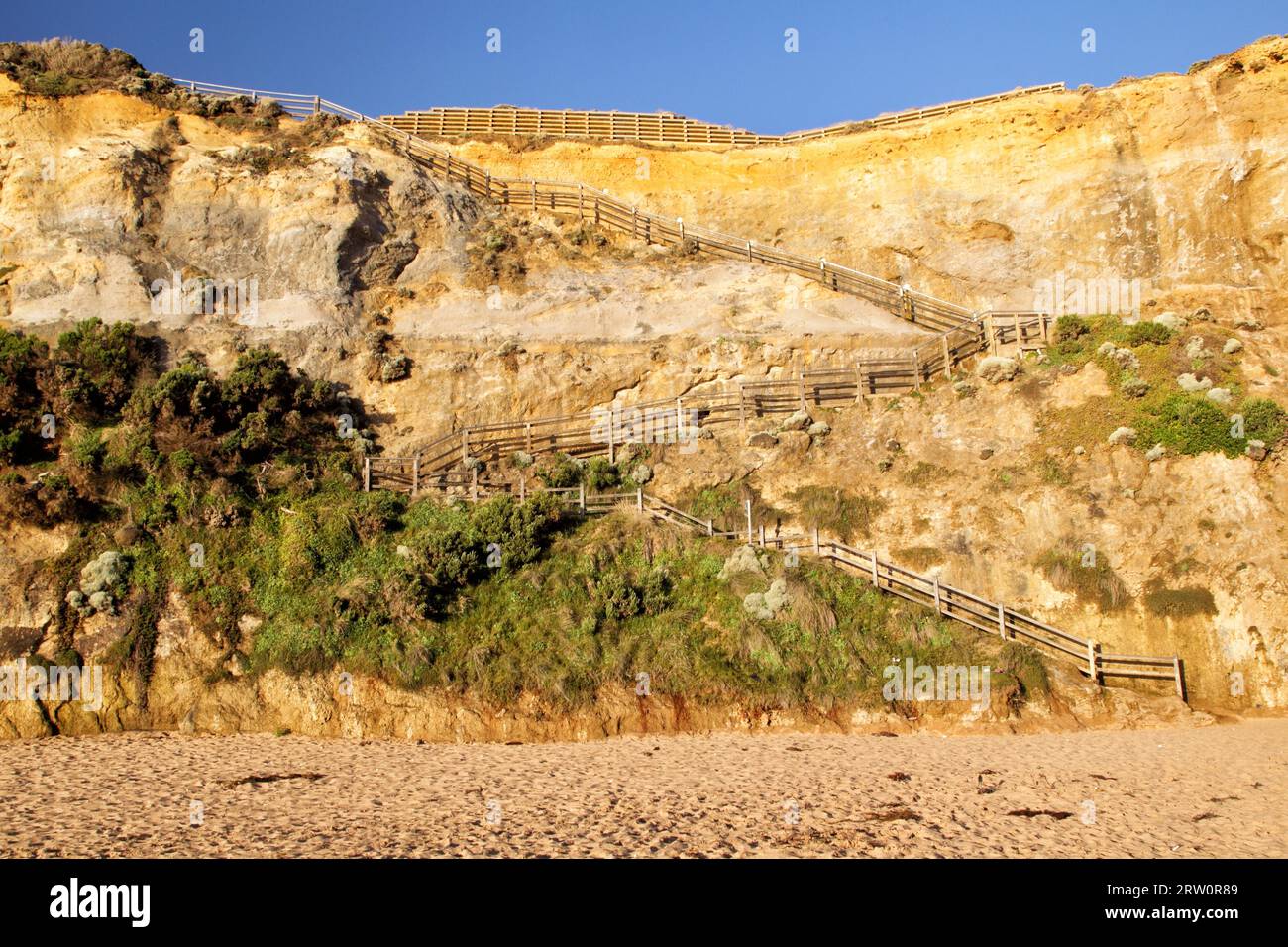 Una scala conduce giù dalla scogliera alla spiaggia di Gibson Steps vicino ai dodici Apostoli nel Parco Nazionale di Port Campbell, Victoria, Australia. A Foto Stock