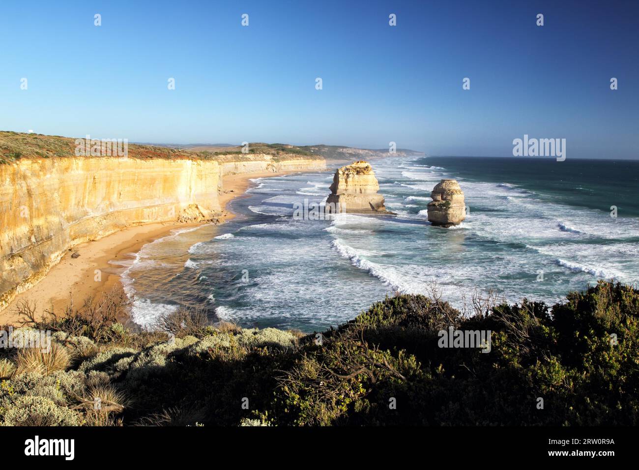 Gog e Magog, due colonne rocciose presso i dodici Apostoli sulla Great Ocean Road, Victoria, Australia, in una soleggiata serata estiva. Gog e Magog, due Foto Stock