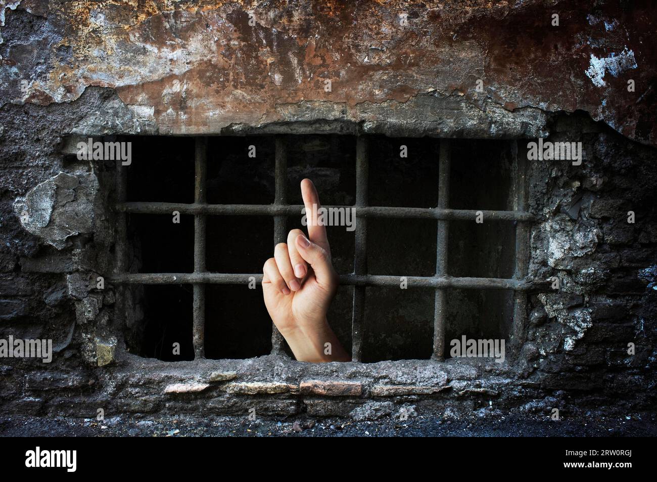 Immagine concettuale di una mano che si allontana da un sotterraneo Foto Stock