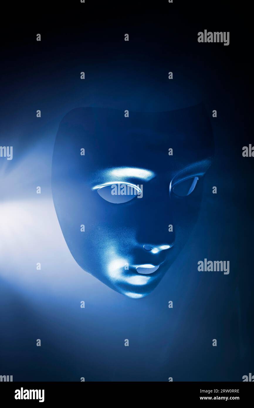 Maschera vuota con luce blu opaca. Breve profondità di campo Foto Stock