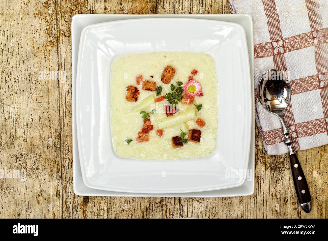 Un piatto di zuppa di asparagi visto dall'alto Foto Stock