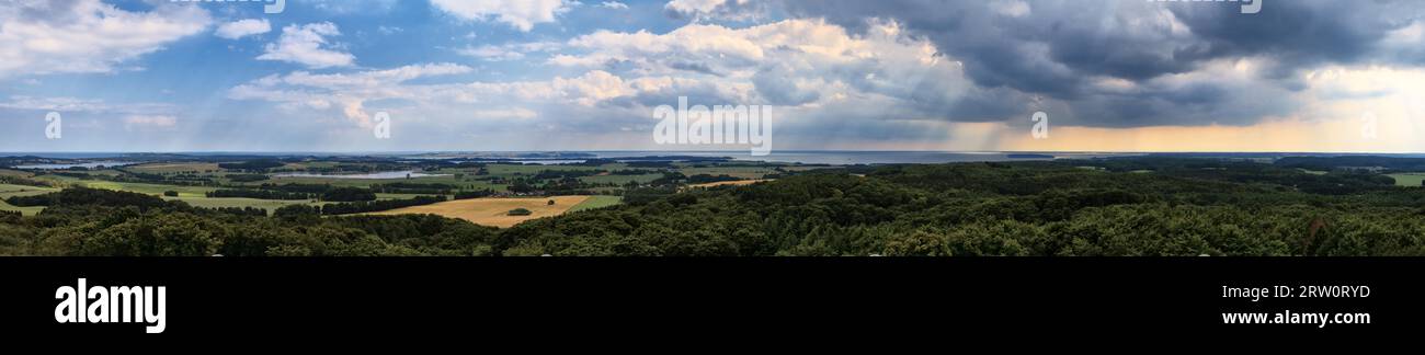 Isola di Ruegen, vista della foresta di Lancken-Granitz (in primo piano), Greifswalder Bodden, isola di Vilm, lago Neuensin, Seedorf, Sellin Lake, avendo Foto Stock