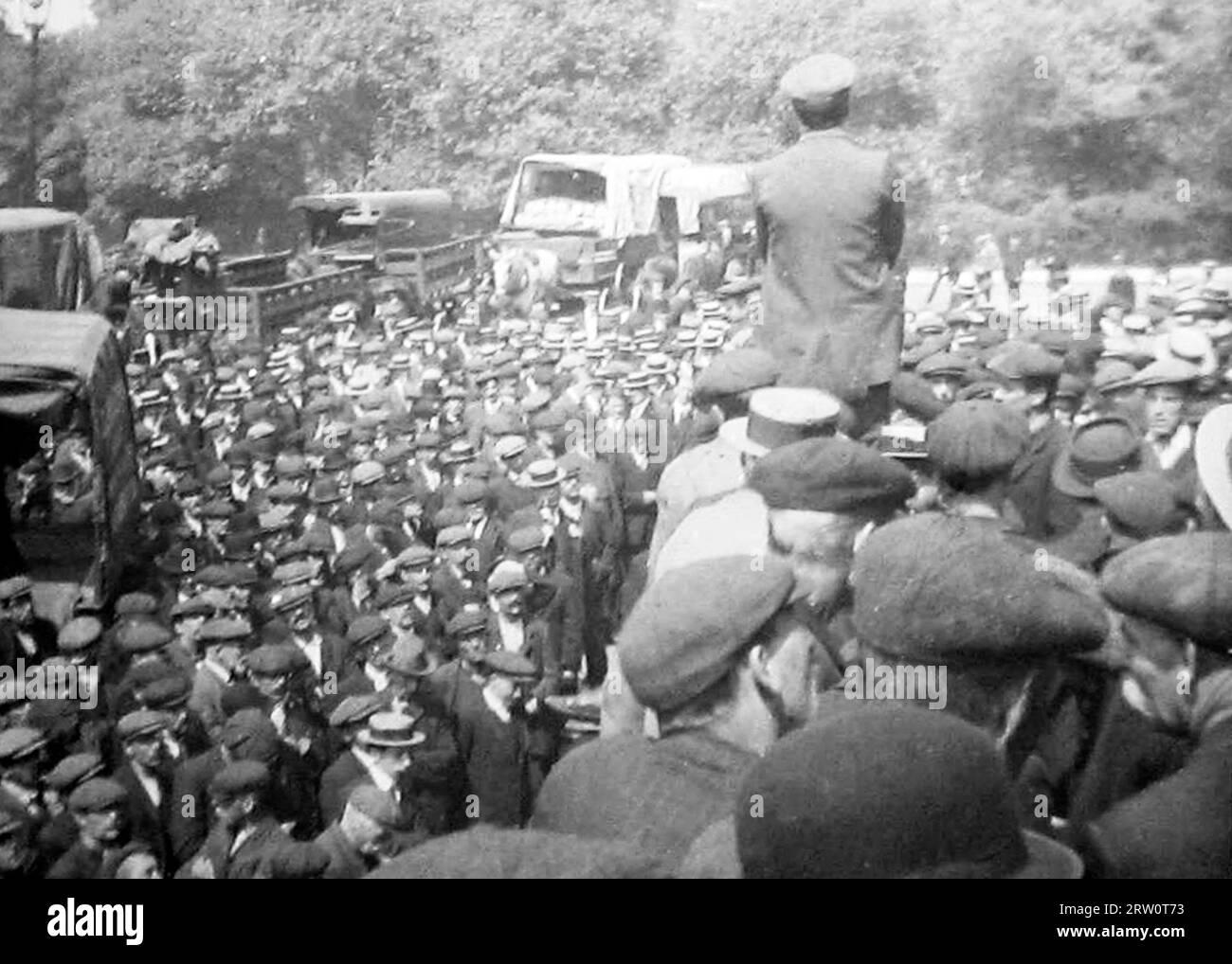 Keir Hardy Addressing Strikers, Tower Hill, Londra, agosto 1911 Foto Stock