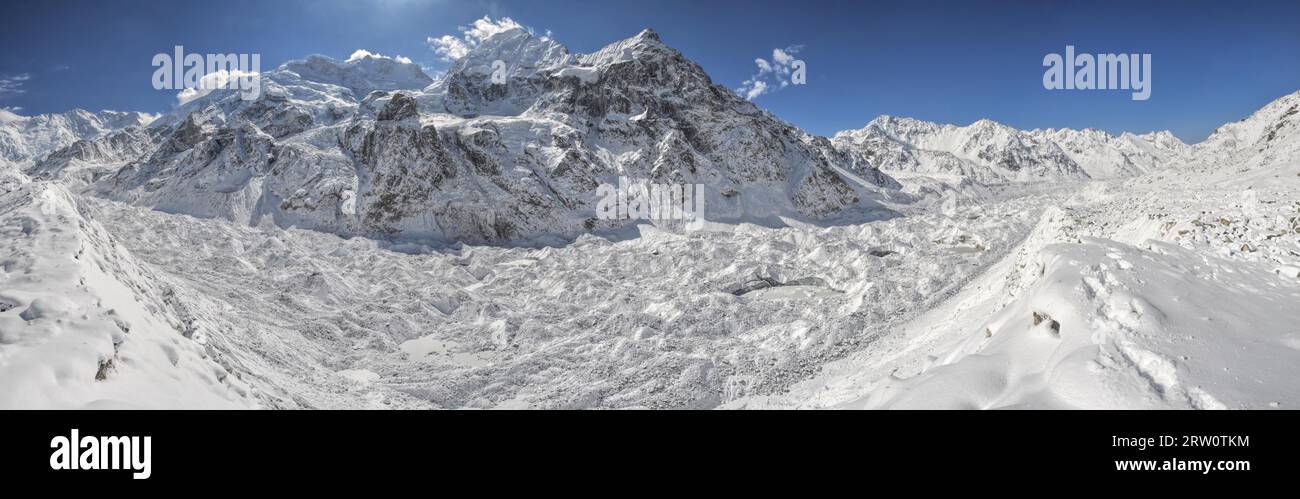 Scenic panorama dell Himalaya vicino Kangchendzonga in Nepal Foto Stock